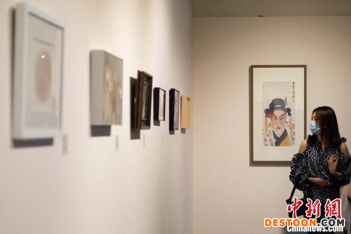 观众被展出的作品吸引。 泱波 摄