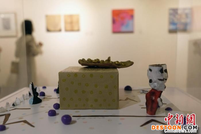观众被展出的艺术作品吸引。 泱波 摄