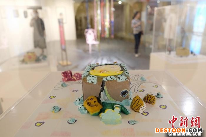 展览旨在让艺术走进生活、融入生活。 泱波 摄
