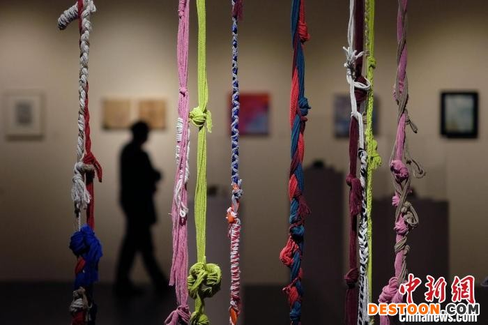 作品呈现了女性艺术家从个体出发对真实的自我感情、观念的表达。 泱波 摄