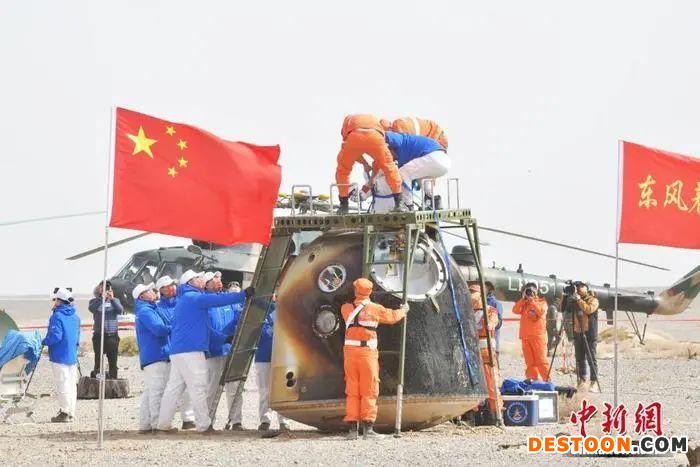 2022年4月16日，神舟十三号载人飞船返回舱在东风着陆场预定区域成功着陆。中新社发 张杰 摄