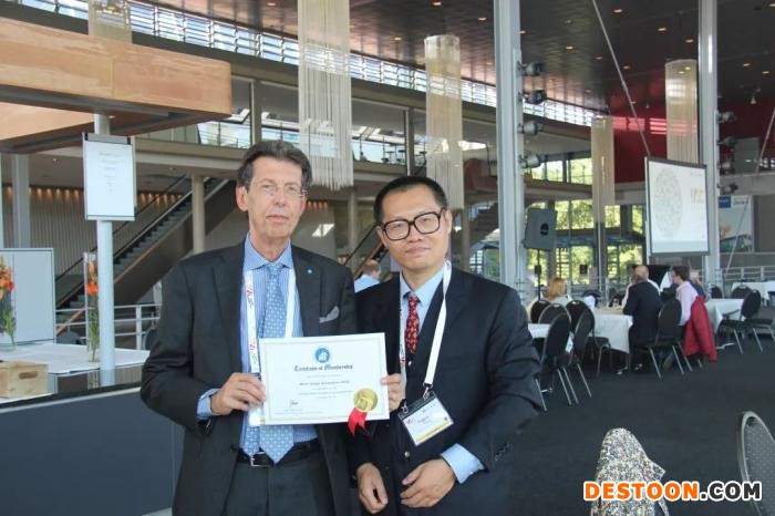杨宇光与朱塞佩·瑞巴尔迪的合影。图片来源：受访者供图