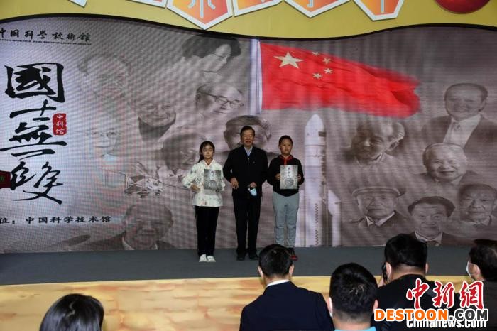 向青少年代表赠送《国士无双》广播剧光盘。 中新社记者 孙自法 摄