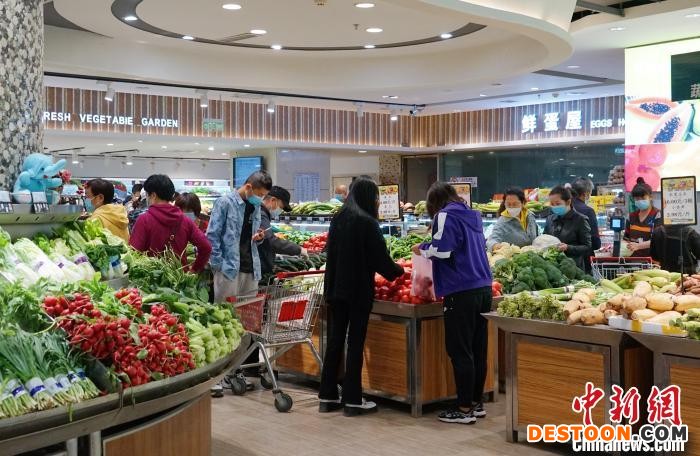 图为市民在超市内购物。 马铭言 摄