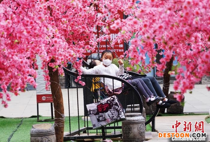 图为儿童外出玩耍。 马铭言 摄