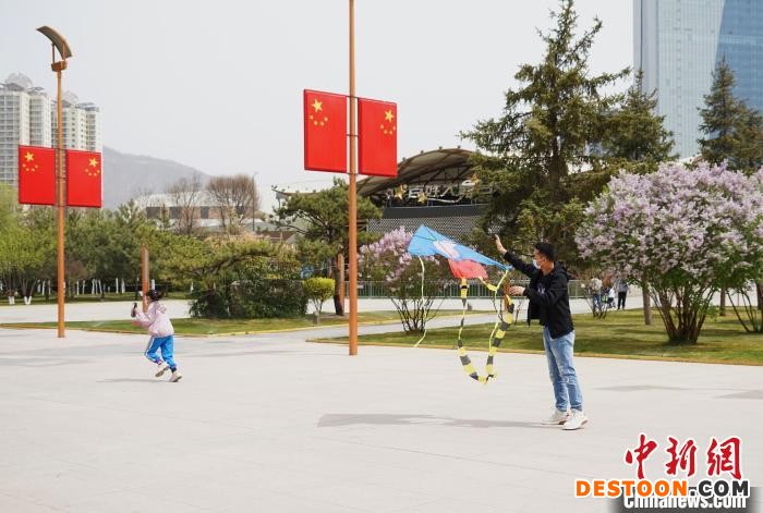 图为市民外出活动，享受春日暖阳。 马铭言 摄