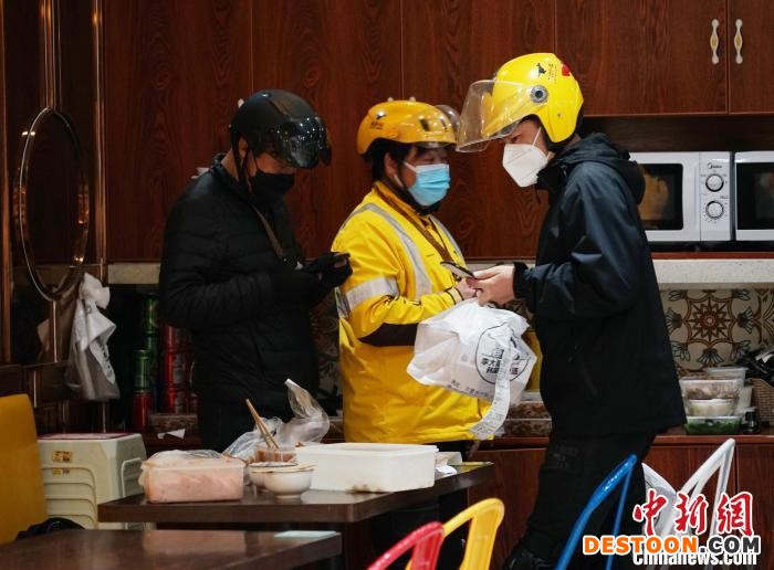 图为外卖小哥正在取餐。 马铭言 摄