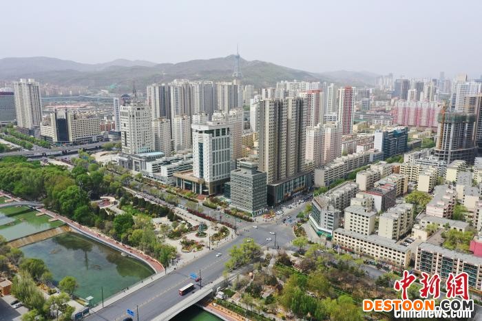航拍解除静态管理后的西宁城区。 马铭言 摄