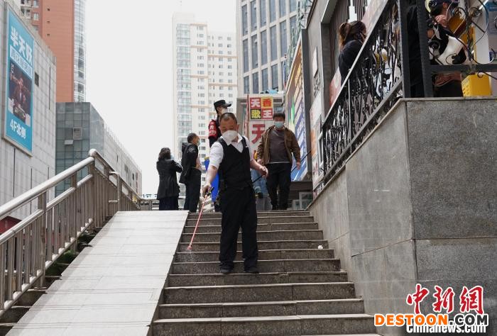 图为工作人员正在进行消杀。 马铭言 摄