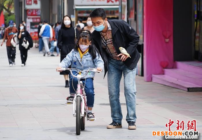 图为市民外出活动，享受春日暖阳。 马铭言 摄