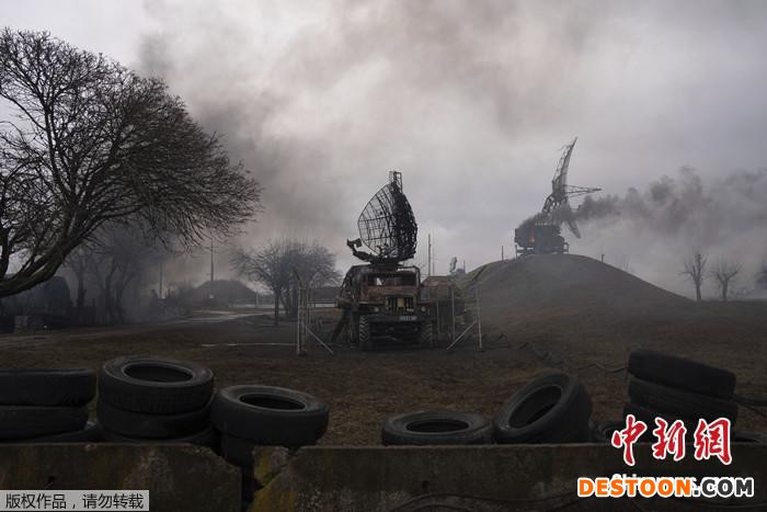 2022年2月24日，乌克兰马里乌波尔的一个防空基地受到袭击后冒出浓烟。