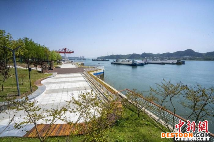 宜昌长江岸线已经成为滨江景观长廊。 付蓓蓓 摄