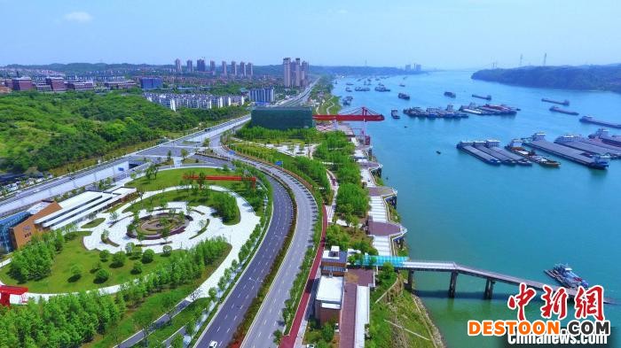 宜昌沿江生态环境实现了绿色“蝶变”。 周星亮 摄