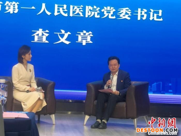 盐城市第一人民医院负责人线上向沪上学子介绍本单位人才政策。 于从文 摄