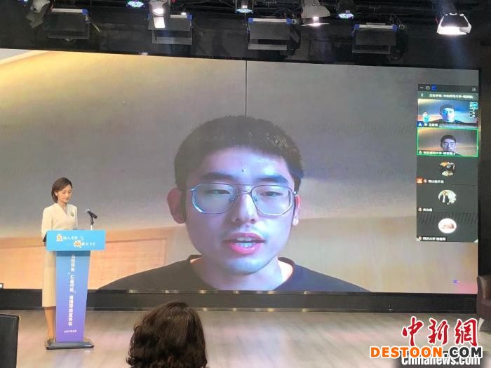 华东师范大学学生褚言皓线上分享。 于从文 摄