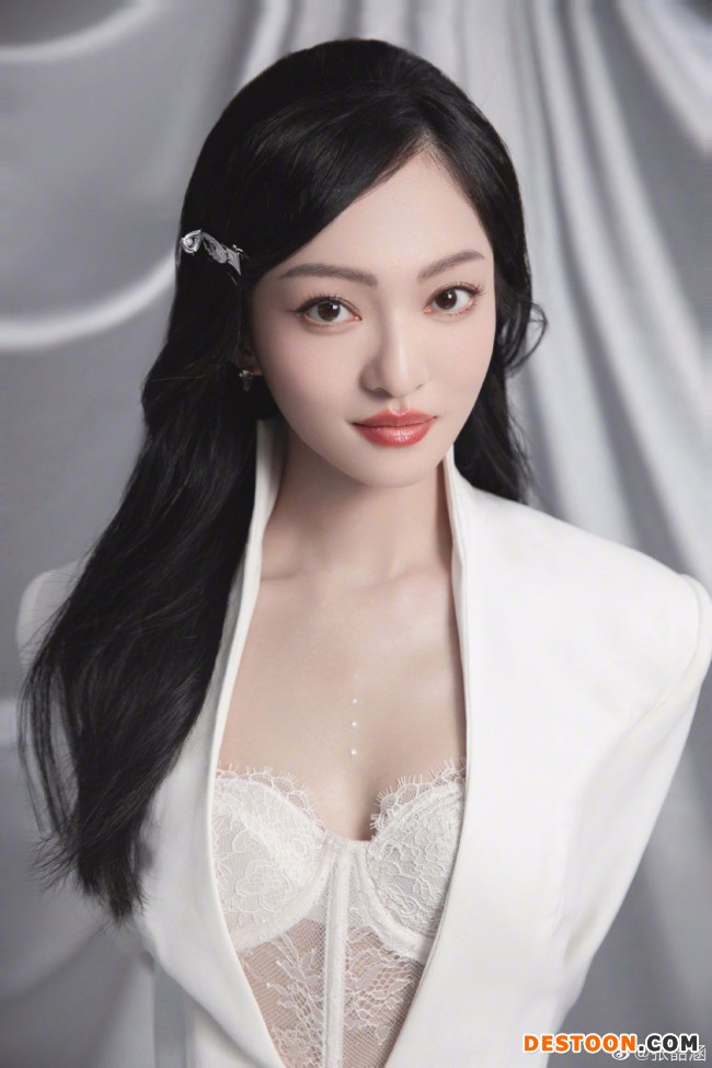 张韶涵晒九宫格美照 白西装配轻纱优雅干练