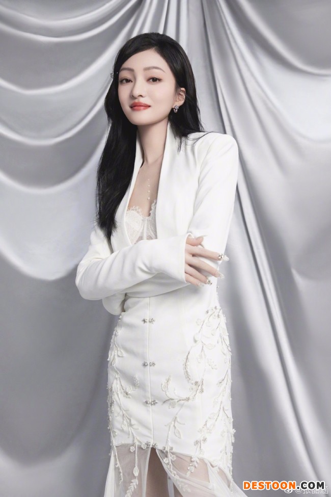 张韶涵晒九宫格美照 白西装配轻纱优雅干练