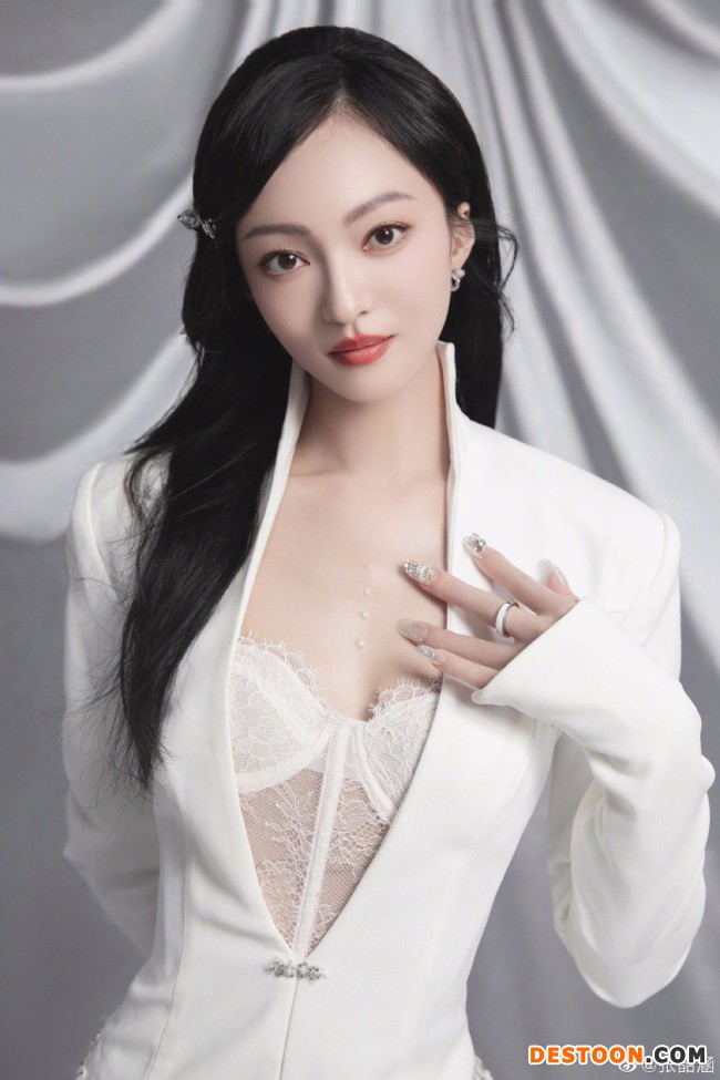 张韶涵晒九宫格美照 白西装配轻纱优雅干练