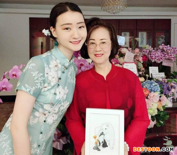 琼瑶孙女陈可嘉为奶奶筹备展出。图片来源：台湾“中时新闻网” 琼瑶故事馆筹备处 提供
