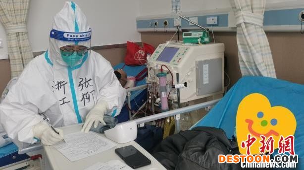 浙江血透医疗队员开展工作。 浙江省卫生健康委供图