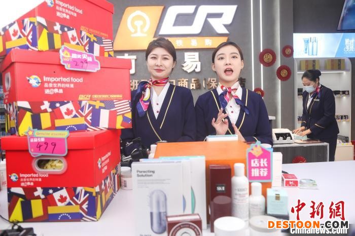 图为江西南昌西站的中欧班列进口商品保税店内，工作人员在直播带货。(资料图) 刘力鑫 摄