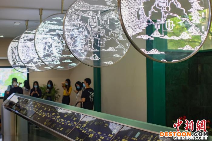 参观者可在馆内了解公元280年至今、对南京文学发展产生重大影响的近千条文学事件。 泱波 摄