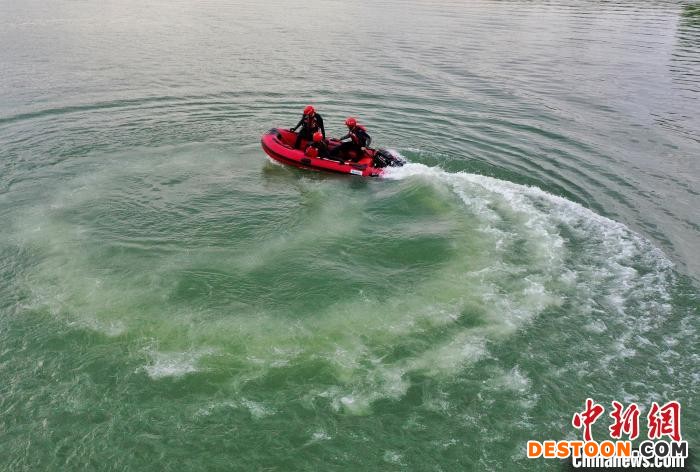 图为救援冲锋舟在水上快速转弯。 王强 摄