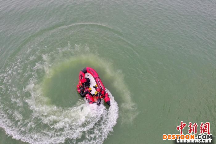 图为救援冲锋舟在水上快速转弯。 王强 摄