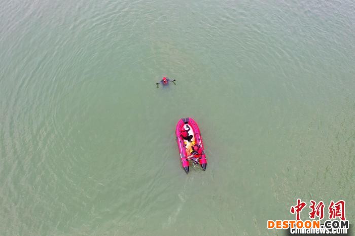 图为救援冲锋舟抵达落水人员所在水域，准备开展救援演练。 王强 摄