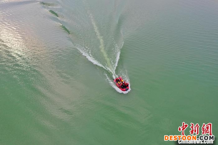 图为救援冲锋舟疾驰在水面上。 王强 摄