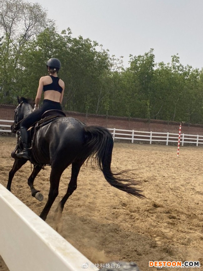 谷爱凌骑马秀6块腹肌
