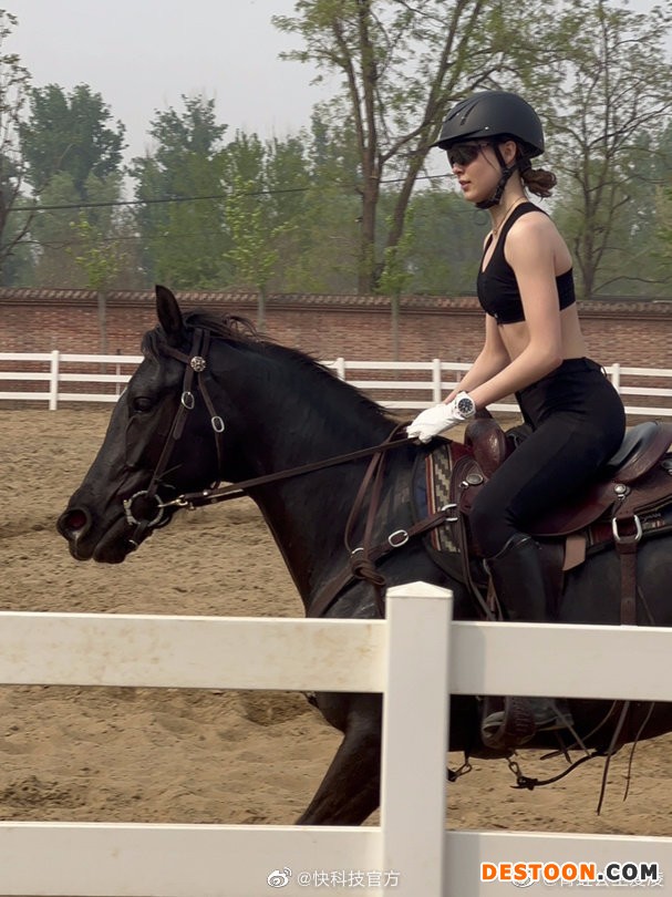 谷爱凌骑马秀6块腹肌