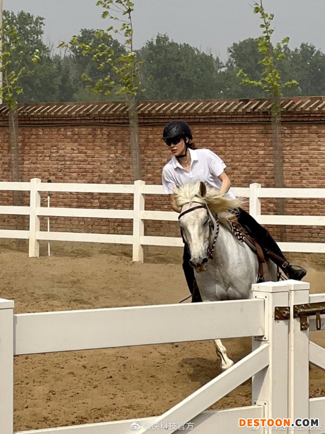 谷爱凌骑马秀6块腹肌