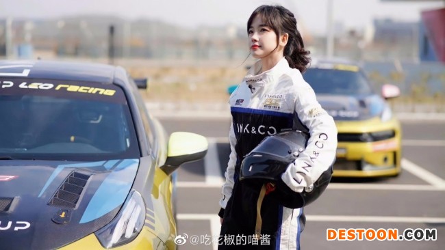 王冰冰穿赛车服 束高马尾抱头盔又甜又酷