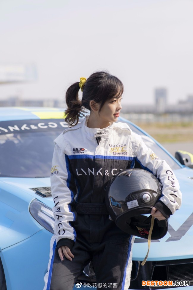 王冰冰穿赛车服 束高马尾抱头盔又甜又酷