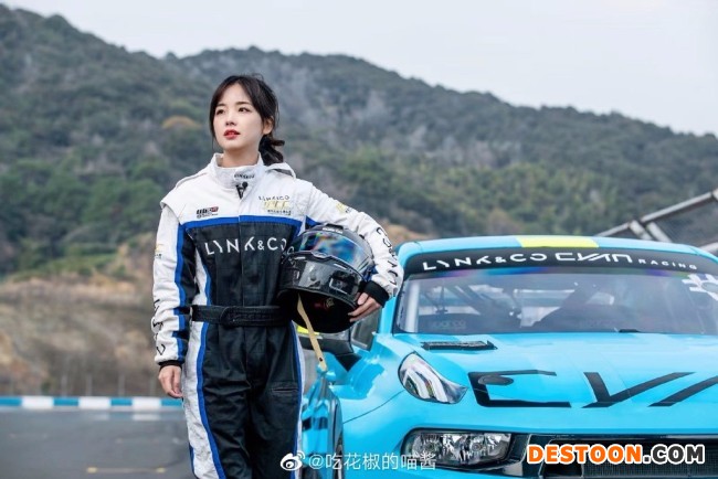 王冰冰穿赛车服 束高马尾抱头盔又甜又酷