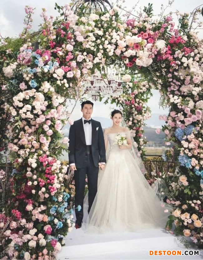 玄彬孙艺珍婚礼官方图来了！ 二人挽手笑容甜蜜