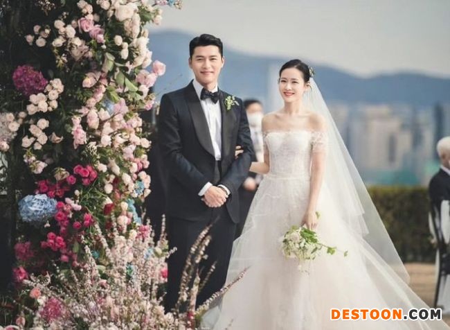 玄彬孙艺珍婚礼官方图来了！ 二人挽手笑容甜蜜