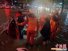 湖北当阳暴雨致多处积水 消防人员涉水救援