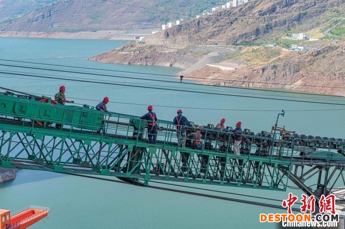 工作人员在缆机拆除现场施工。 赵健 摄