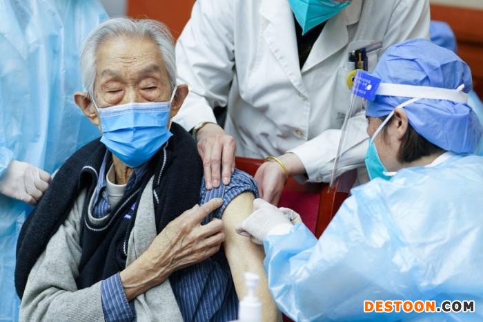 4月18日，医护人员为94岁的老人高铦接种新冠疫苗。新华社记者鞠焕宗摄 
