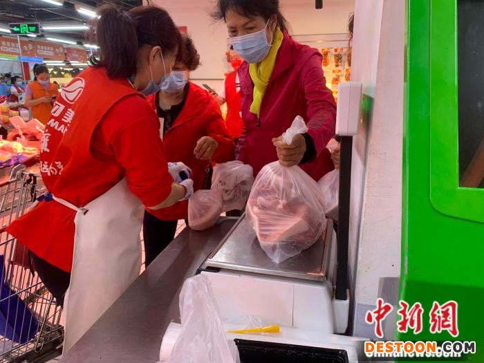 25日上午，消费者在物美超市购买猪肉。中新财经 宫宏宇 摄