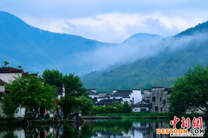 远处青葱山峦之间有薄雾笼罩 方龙 摄