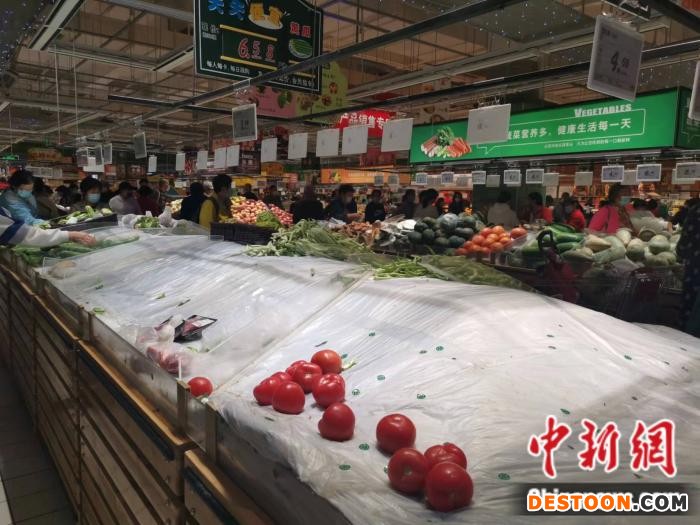 25日上午10点左右，北京丰台区欧尚超市内，部分蔬菜所剩无几。 中新网记者 谢艺观 摄