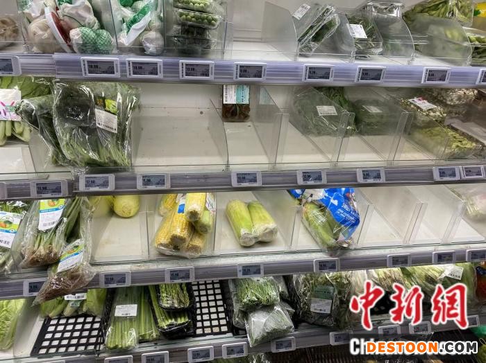 25日中午，消费者西城区甘家口附近的超市发门店内选购蔬菜。中新财经 宫宏宇 摄