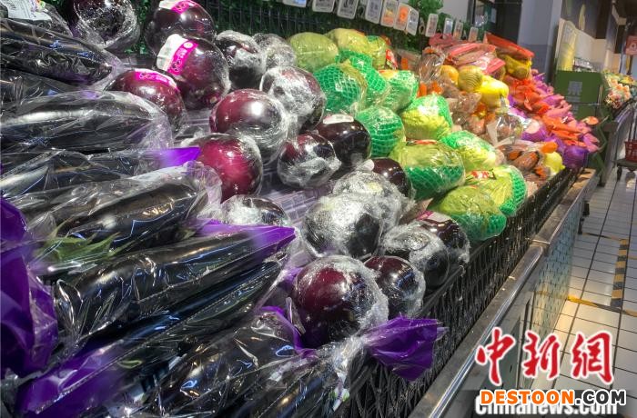 25日8时，海淀区一物美超市货架上摆满了蔬菜。中新财经 宫宏宇 摄