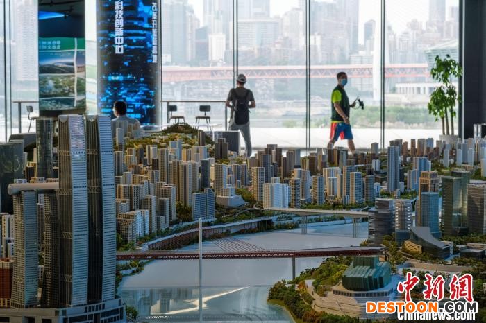 重庆规划展览馆新馆新馆内，建筑模型与现实场景遥相呼应。 何蓬磊 摄