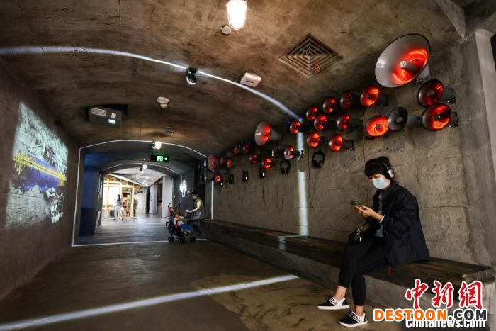 图为观众在重庆规划展览馆新馆的山城洞天展厅参观体验。 何蓬磊 摄