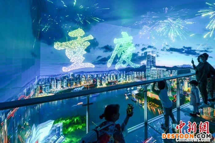 图为观众在重庆规划展览馆新馆的全景影院参观体验。 何蓬磊 摄