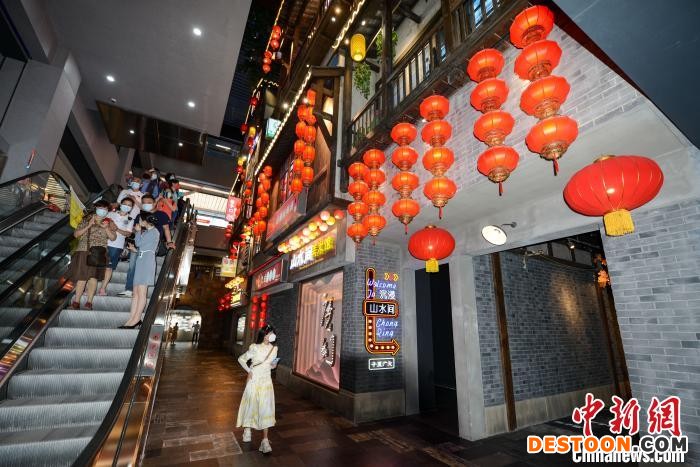 图为重庆规划展览馆新馆内“重庆味”满满的中庭。 何蓬磊 摄